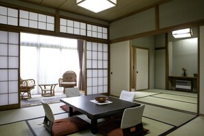 Traditionele kamer, niet-roken (Japanese Style) | Donsdekens, een kluis op de kamer, een bureau, een laptopwerkplek