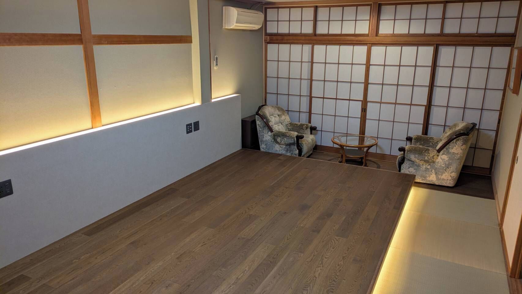 Premium-sviitti | Untuvapeitot, tallelokero huoneessa, työpöytä