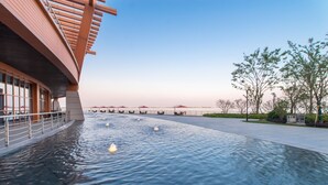 Un bâtiment moderne avec un élément décoratif aquatique à l’avant.