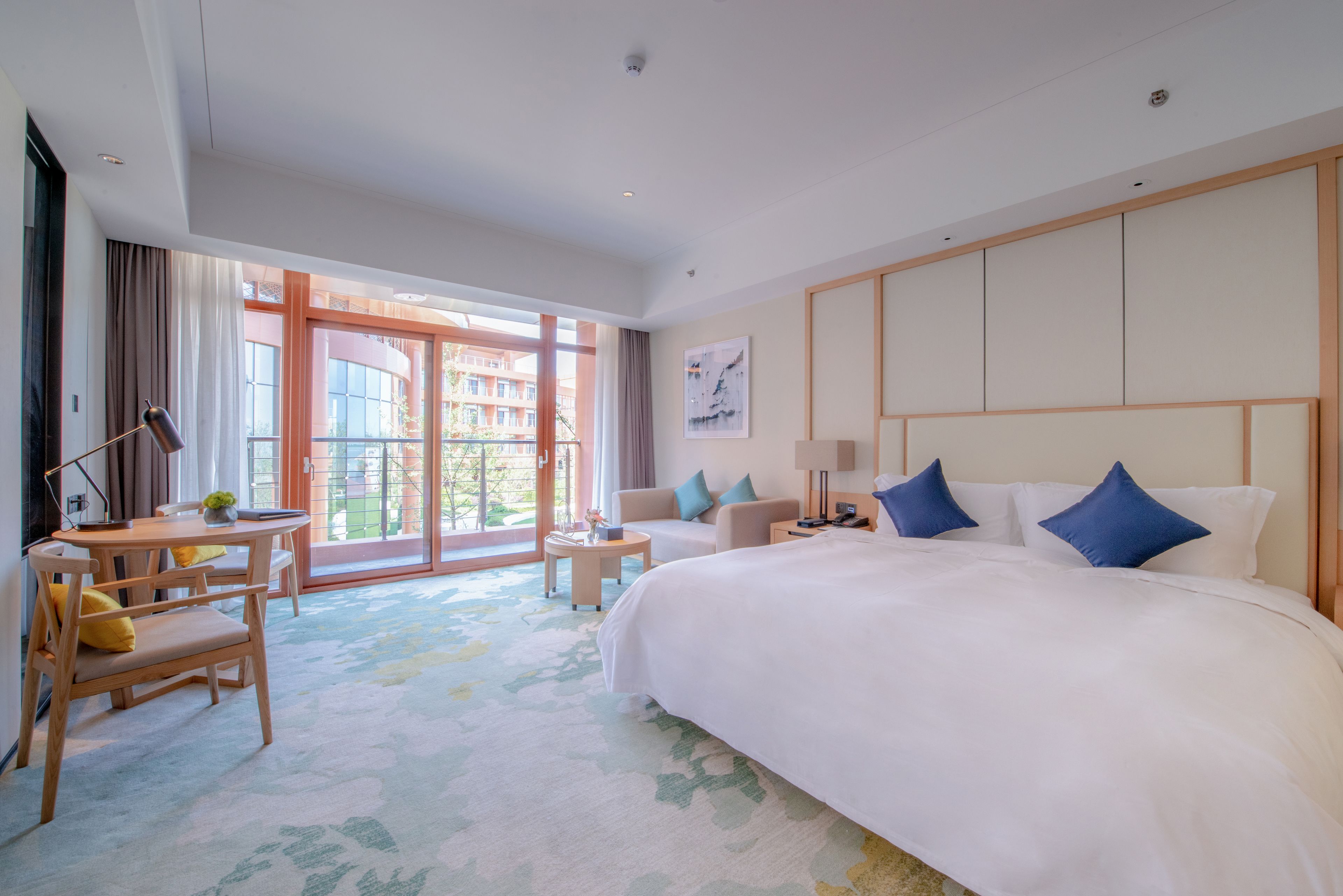 King Room (Yue Hu) | Down comforters, pillowtop beds, minibar, in-room safe