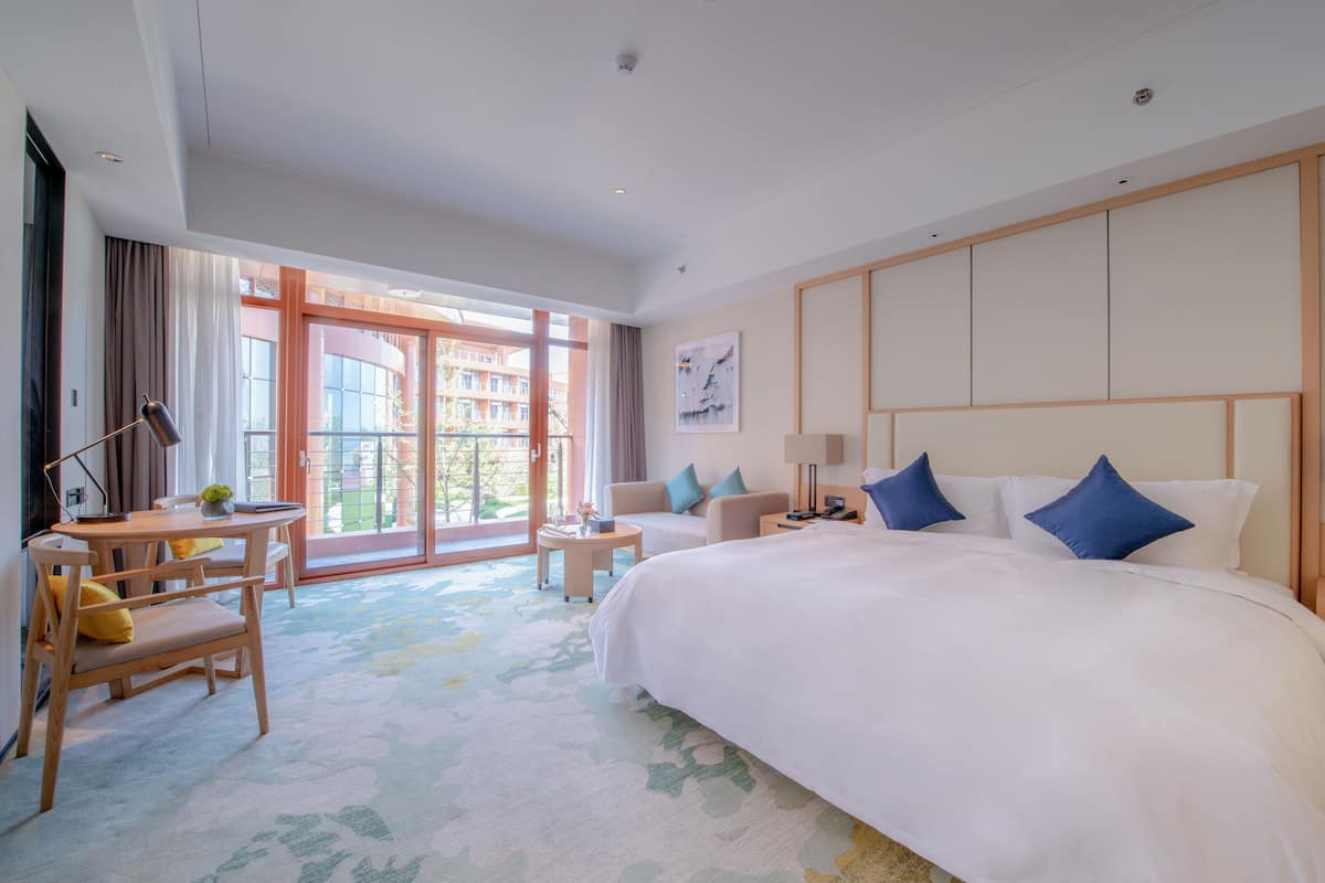 Down comforters, pillowtop beds, minibar, in-room safe