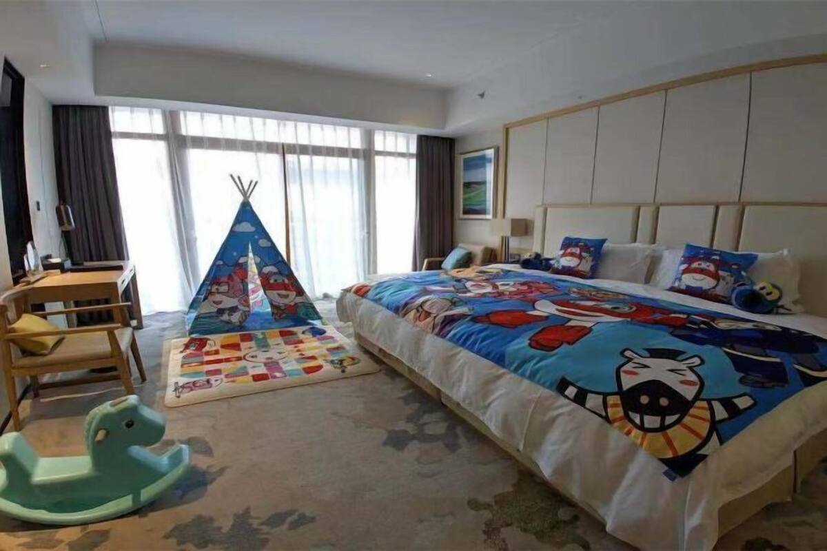 Donsdekens, pillowtop-bedden, een minibar, een kluis op de kamer