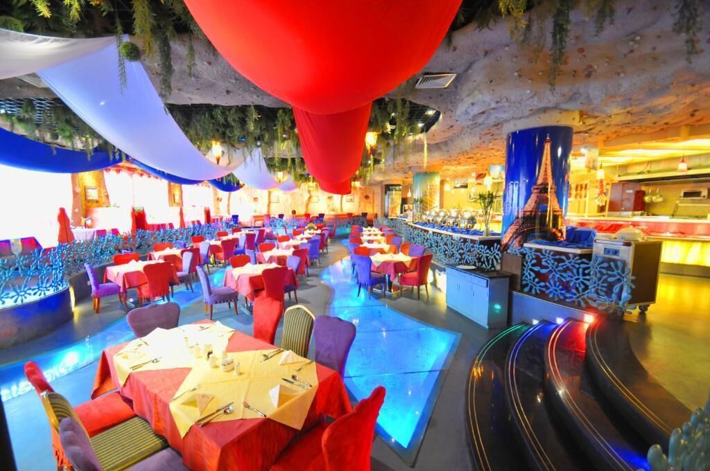 Lunch and dinner served, Chinese cuisine