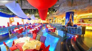 Lunch and dinner served, Chinese cuisine