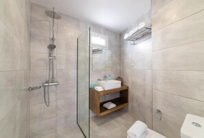 Shower, hair dryer, towels - Naiades Almiros River Hotel (Agios Nikolaos)