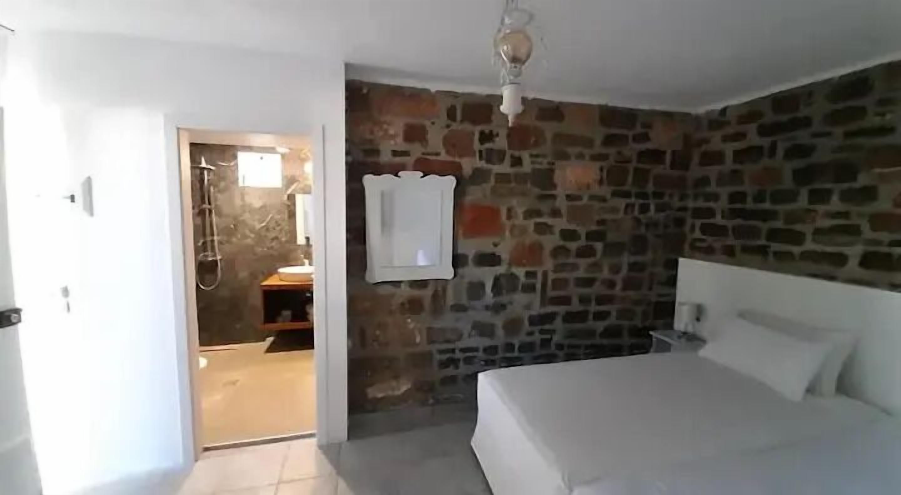 suite, 1 bedroom | desk, iron/ironing board, free wifi, bed sheets