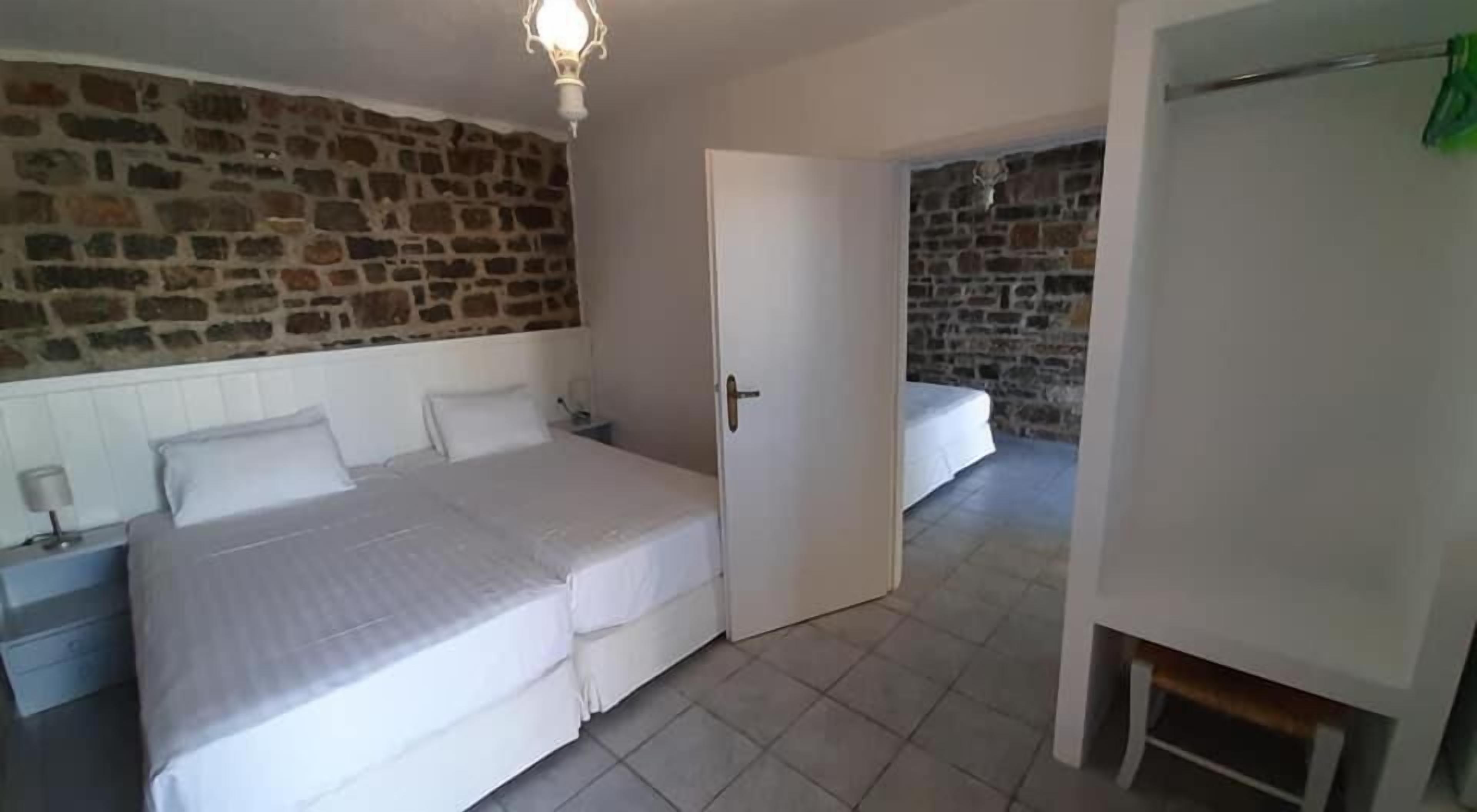 Suite, 1 habitación | Escritorio, tabla de planchar con plancha, wifi gratis y ropa de cama 