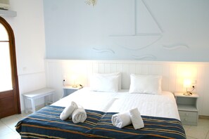 Desk, iron/ironing board, free WiFi, bed sheets - Naiades Almiros River Hotel (Agios Nikolaos)