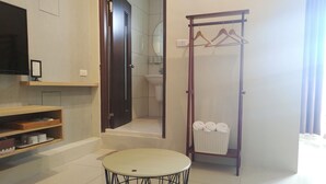 Un baño con inodoro, lavamanos y barra para toallas.