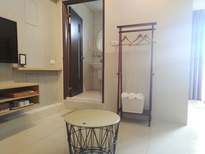 Habitación cuádruple básica, 2 camas dobles | Cortinas opacas, sistema de insonorización, wifi gratis y ropa de cama