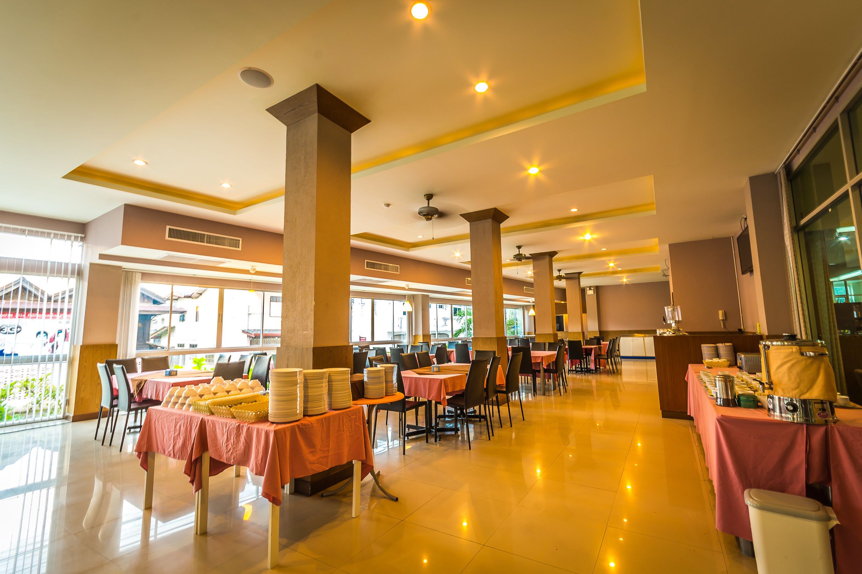 Breakfast, lunch, dinner served; Thai cuisine 