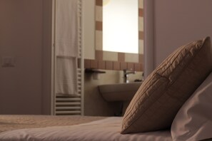 Standard Double Room | Premium bedding, minibar, desk, iron/ironing board - B&B Gallidoro Maqueda 124 st (Palermo)