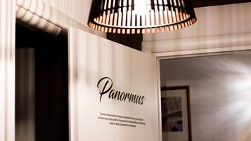 家庭四人房, 城市景观 | 高档床上用品、迷你吧、办公桌、熨斗/熨板