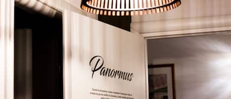 Quadrupla familiare, vista città | Biancheria da letto di alta qualità, minibar, una scrivania