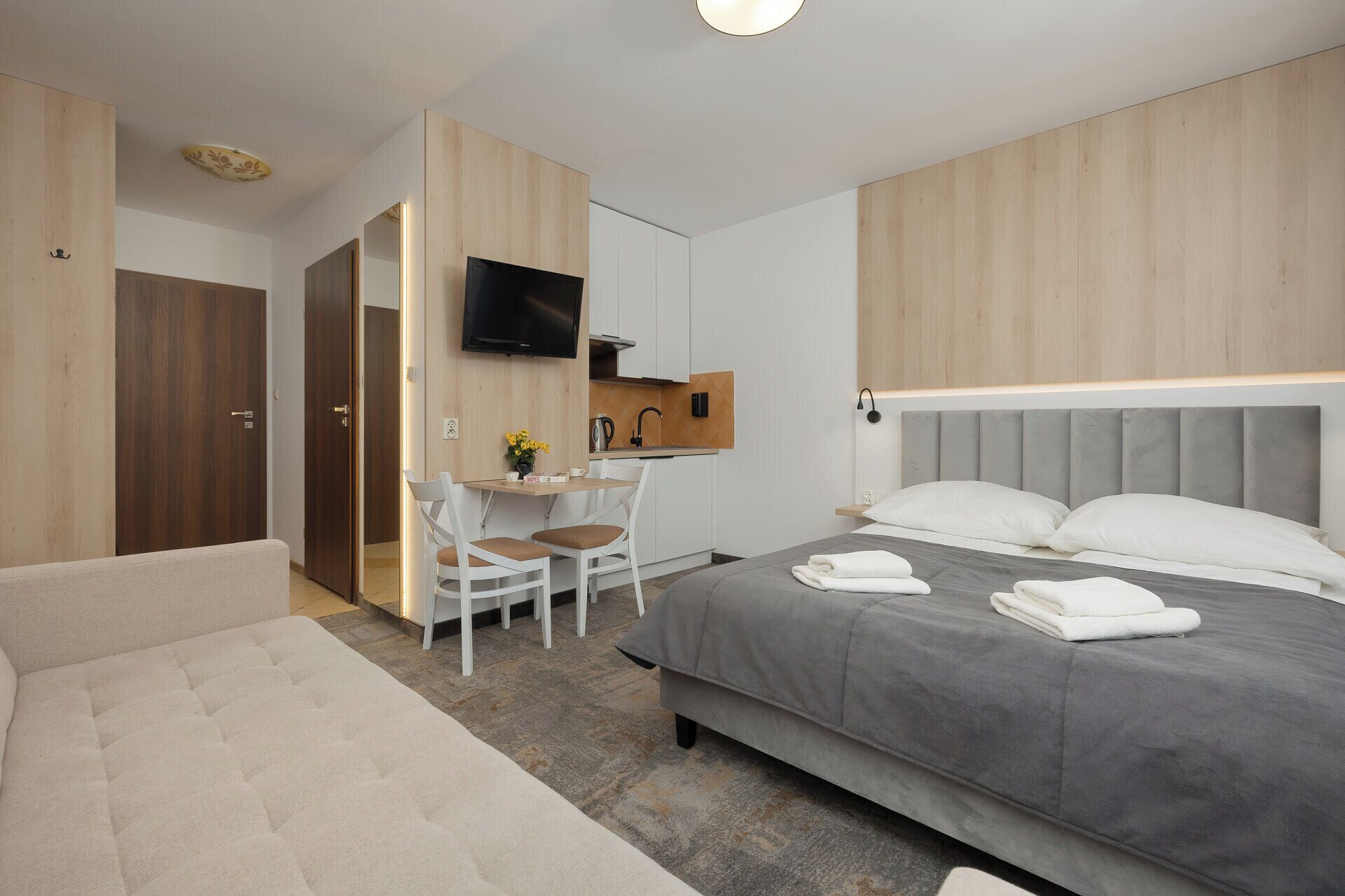 Driepersoonskamer, kitchenette | Een bureau, een strijkplank/strijkijzer, babybedden, gratis wifi