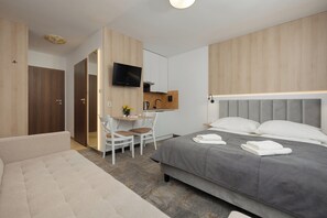 三人房, 简易厨房 | 办公桌、熨斗/熨板、婴儿床、免费 WiFi