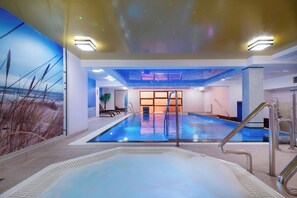 室內游泳池，提供日光浴躺椅