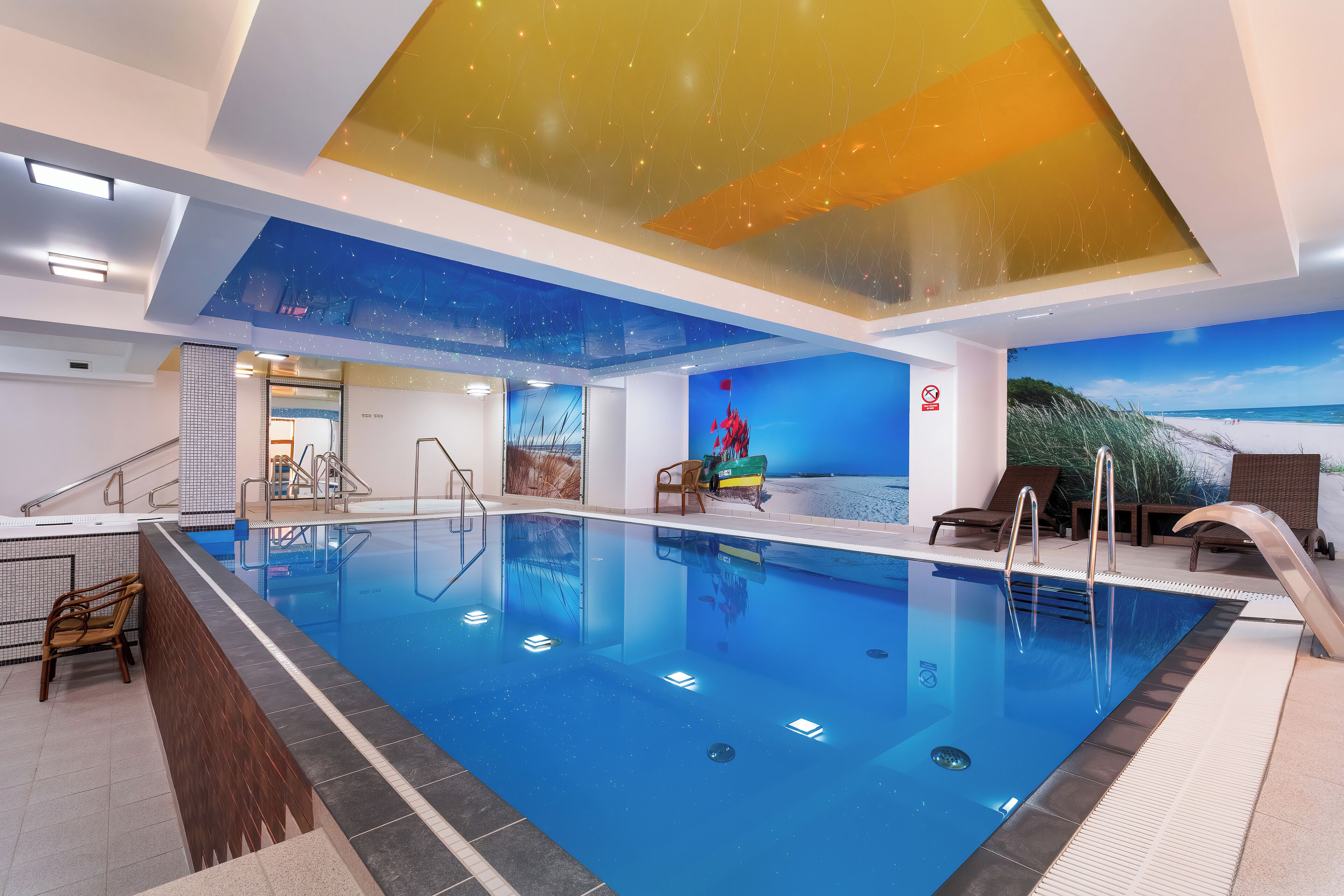 Indoor pool, sun loungers