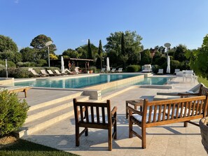 Sæsonbestemt udendørs pool, parasoller, liggestole