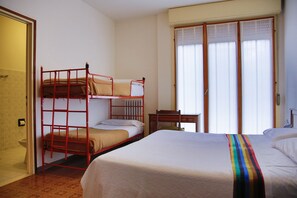 Firemannsrom, balkong | Skrivebord, barnesenger (inkludert) og wi-fi (inkludert)