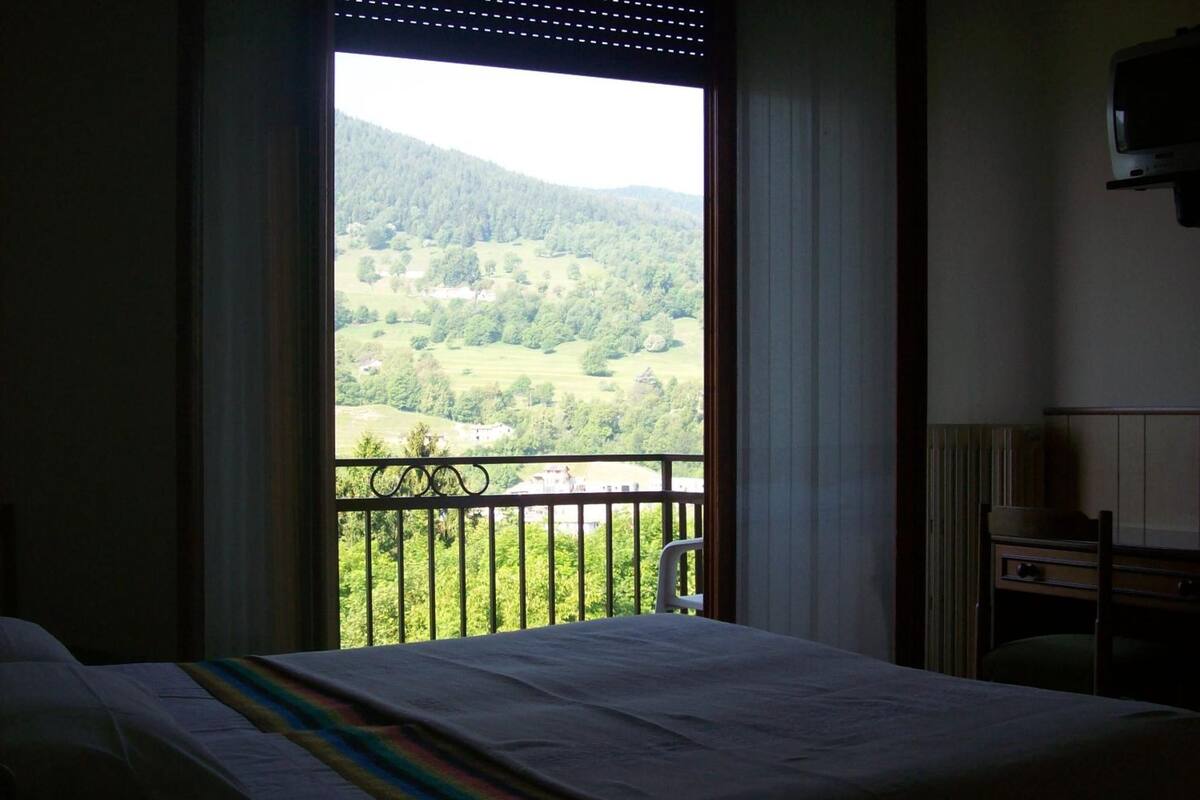 desk, free cots/infant beds, free wifi