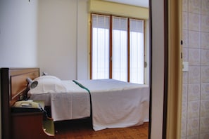 Habitación doble | Escritorio, cunas gratuitas, wifi gratis