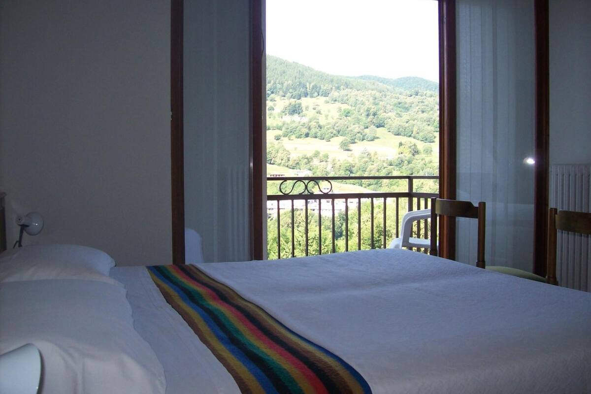 desk, free cots/infant beds, free wifi