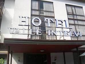 Une enseigne d’hôtel portant le nom « HÔTEL VALLE INTELVI ».