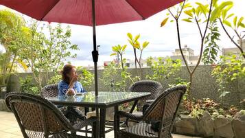 Family Room | Terrace/patio