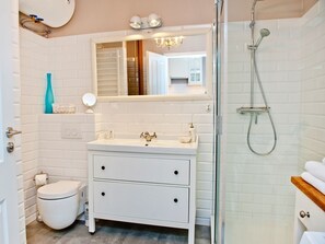 Departamento, 1 habitación (ul. Miedzymorze 10/28) | Baño | Regadera y toallas