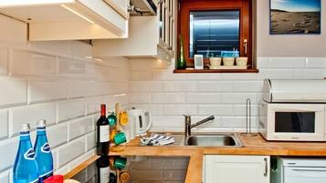 Apartment, 1 Bedroom (ul. Miedzymorze 10/28) | Private kitchenette | Fridge, microwave, coffee/tea maker