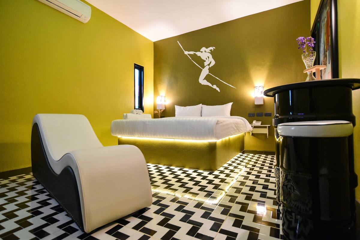 Individually decorated, individually furnished, desk, soundproofing