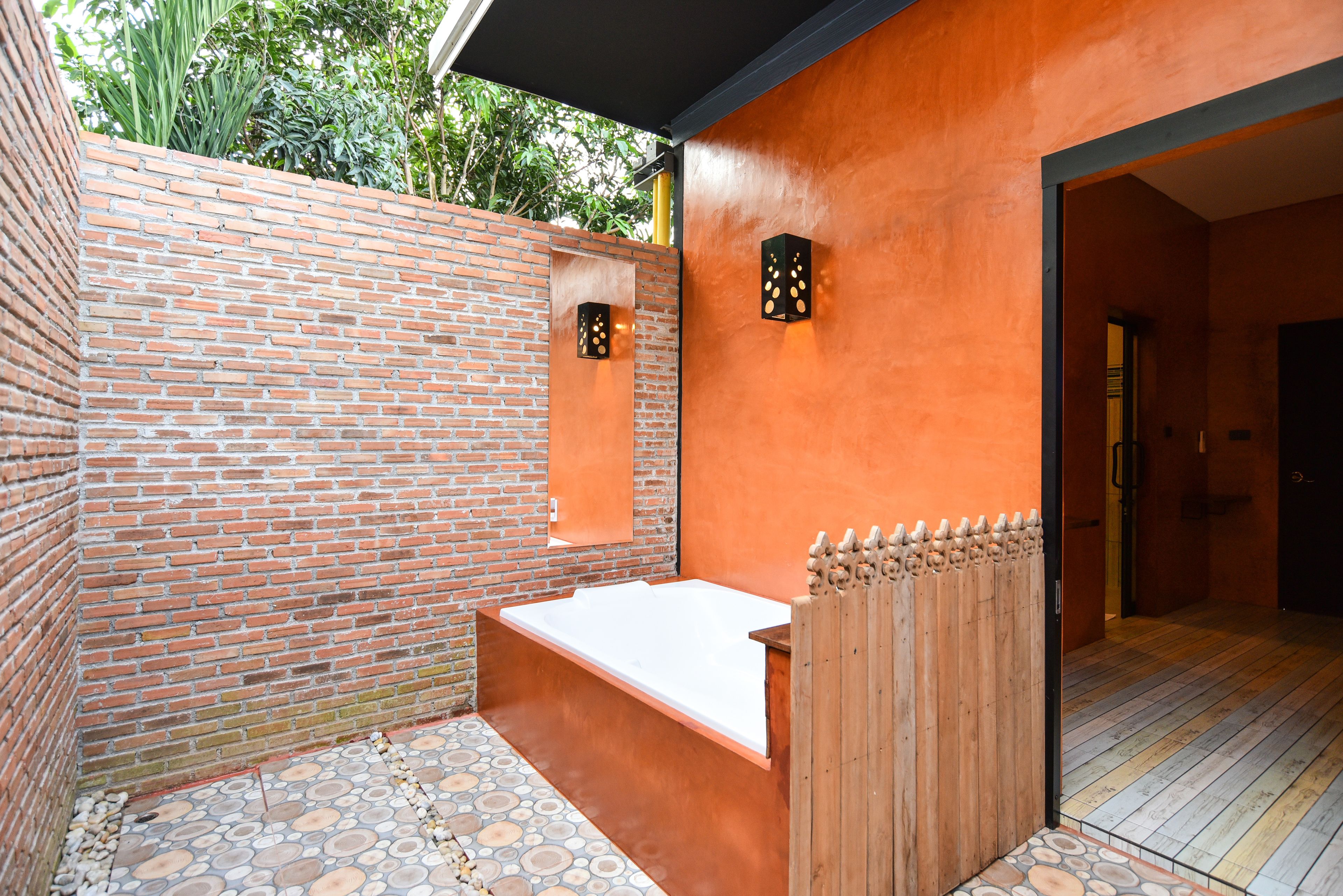 extra deluxe  | deep-soaking bathtub