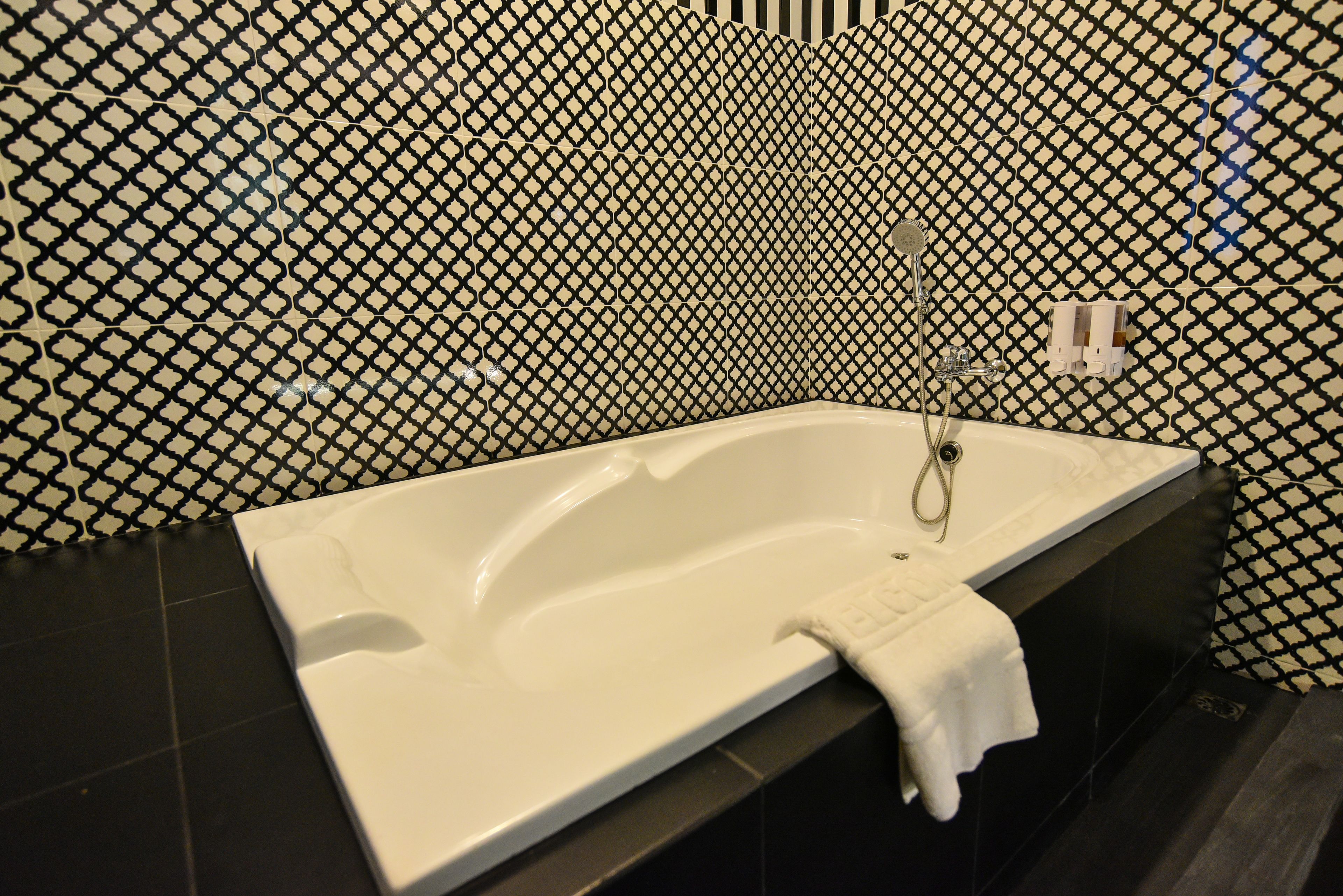 deluxe  | deep-soaking bathtub