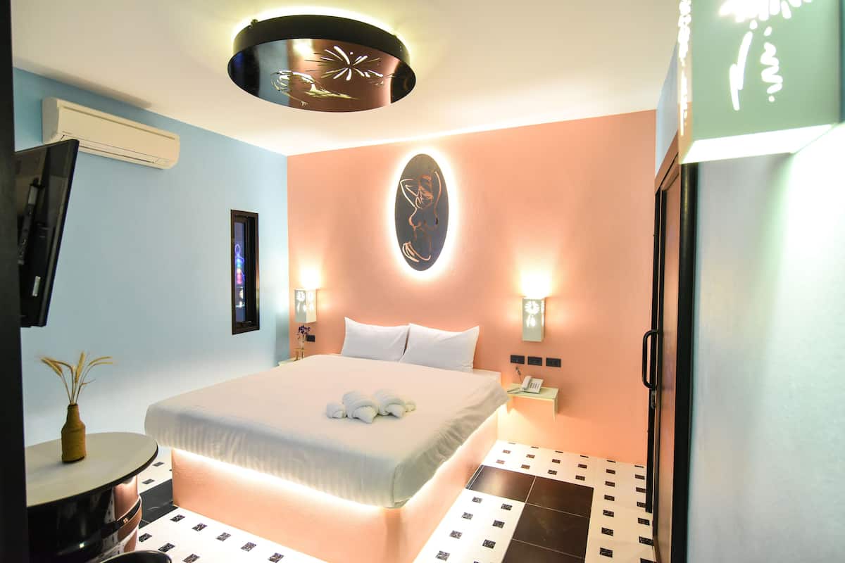 Deluxe  | Desk, soundproofing, WiFi (free), individually decorated