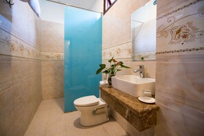 Shower, free toiletries, hair dryer, slippers - An Bang Beach Nature Homestay (Da Nang)