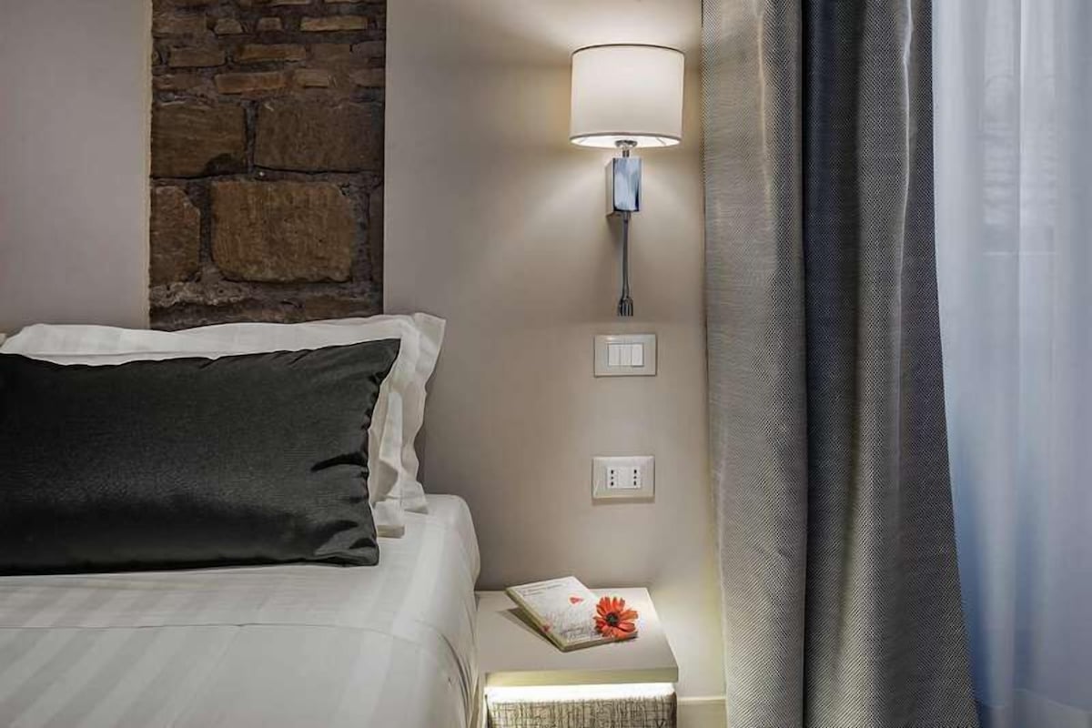 Minibar, odada kasa, masa, ses yalıtımı