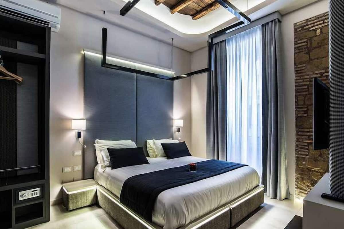 Minibar, brankas, meja kerja, dan kedap suara
