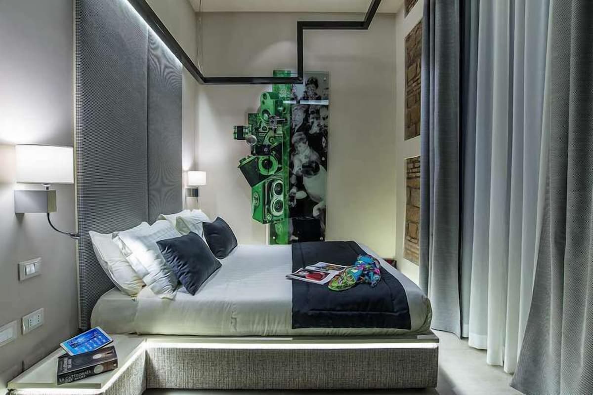 Minibar, brankas, meja kerja, dan kedap suara