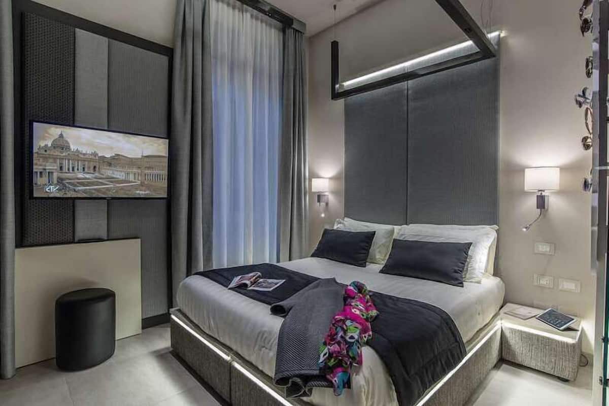 Minibar, odada kasa, masa, ses yalıtımı