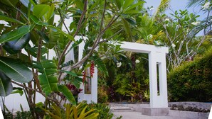 A white gazebo surrounded by lush tropical foliage and a white wall. - Baan Eng Fah (Krabi)