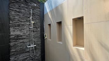 Baan Eng Fah | Badezimmer | Dusche, kostenlose Toilettenartikel, Haartrockner, Handtücher