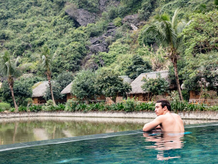 Ulkouima-allas, aurinkotuoleja