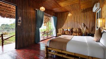 Tweepersoonskamer, 1 kingsize bed, uitzicht op meer | Een minibar, een strijkplank/strijkijzer, gratis wifi, beddengoed