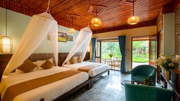 Deluxe-Vierbettzimmer, Mehrere Betten, Gartenblick | Minibar, Bügeleisen/Bügelbrett, kostenloses WLAN, Bettwäsche