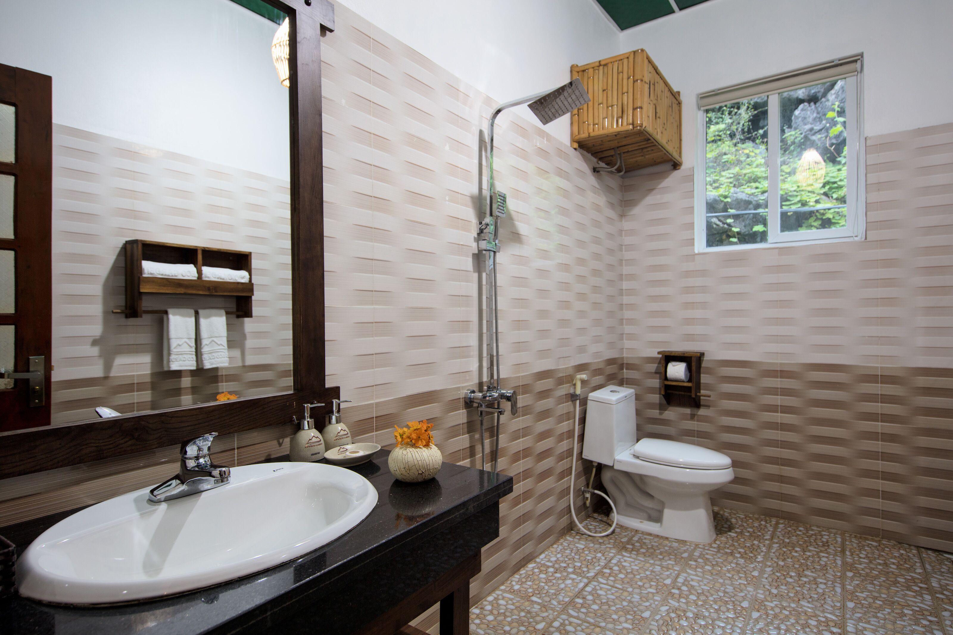 Une salle de bain avec un lavabo, des toilettes et une douche.