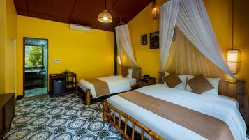 Une chambre avec deux lits, un plafond en bois et des carreaux de sol à motifs.