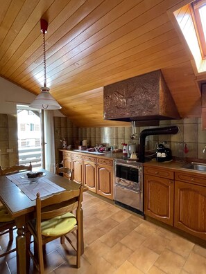 Apartamento Deluxe, 3 habitaciones | Cocina privada | Frigorífico, microondas, horno y placa de cocina