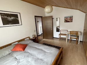 3 dormitorios, minibar, escritorio y cortinas opacas