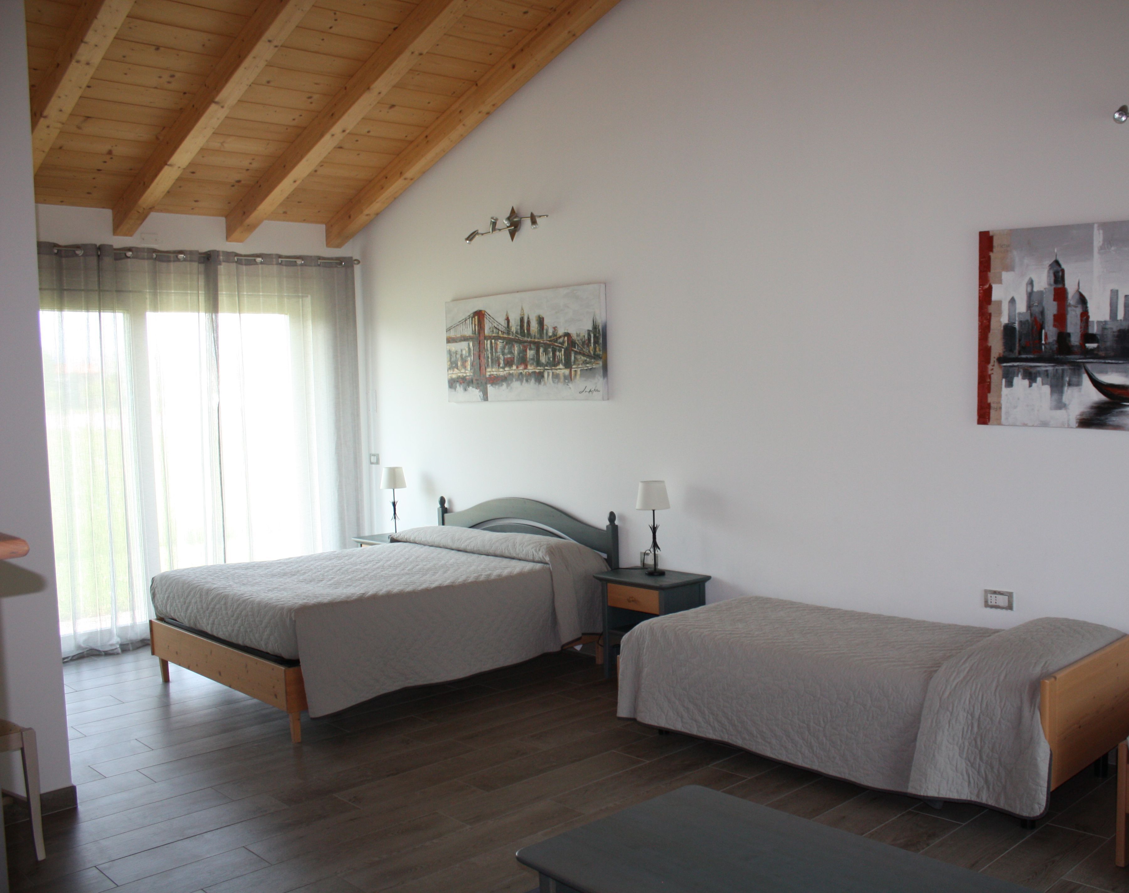 Habitación triple familiar, baño privado, vista al jardín | Caja de seguridad en la habitación, cortinas blackout y wifi gratis 